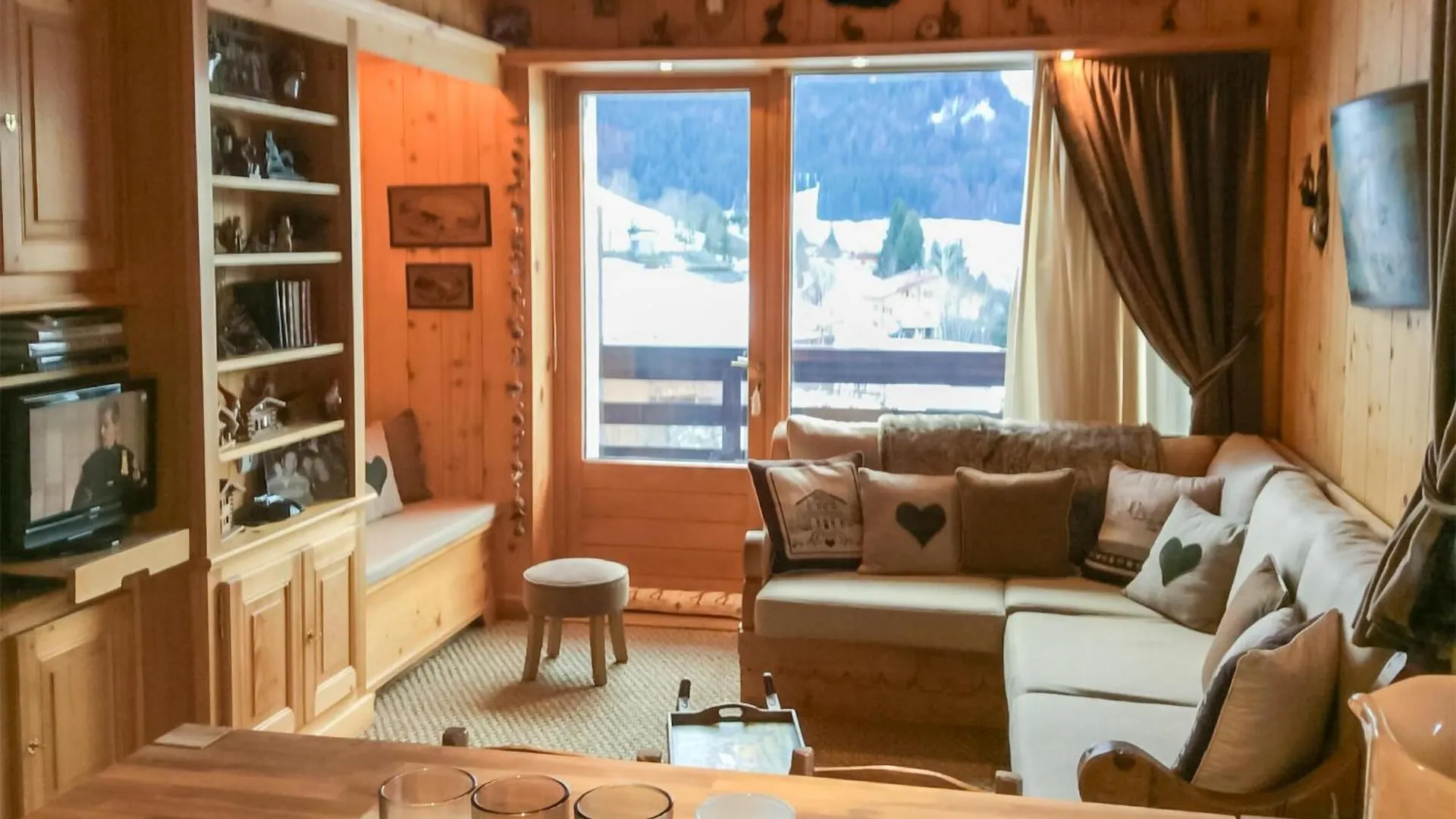 3 Bedroom Stunning Apartment In Megeve contacts